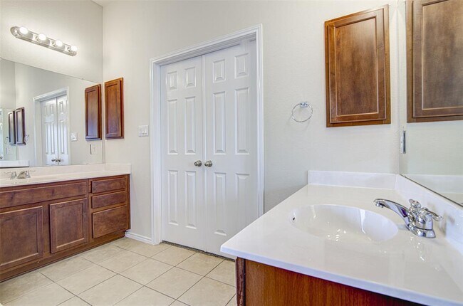 Building Photo - 1610 Greenside Dr