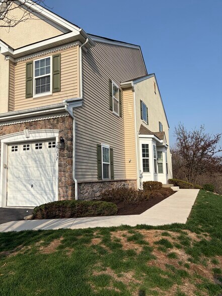 Building Photo - 6137 Valley Forge Dr