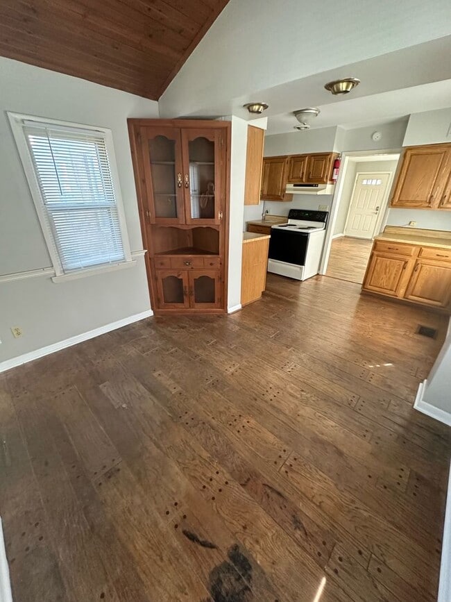 Building Photo - PRELEASING for AUGUST! Close to Campus