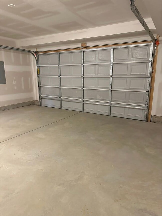 Building Photo - Coming Soon! End unit townhome in Darley Green!
