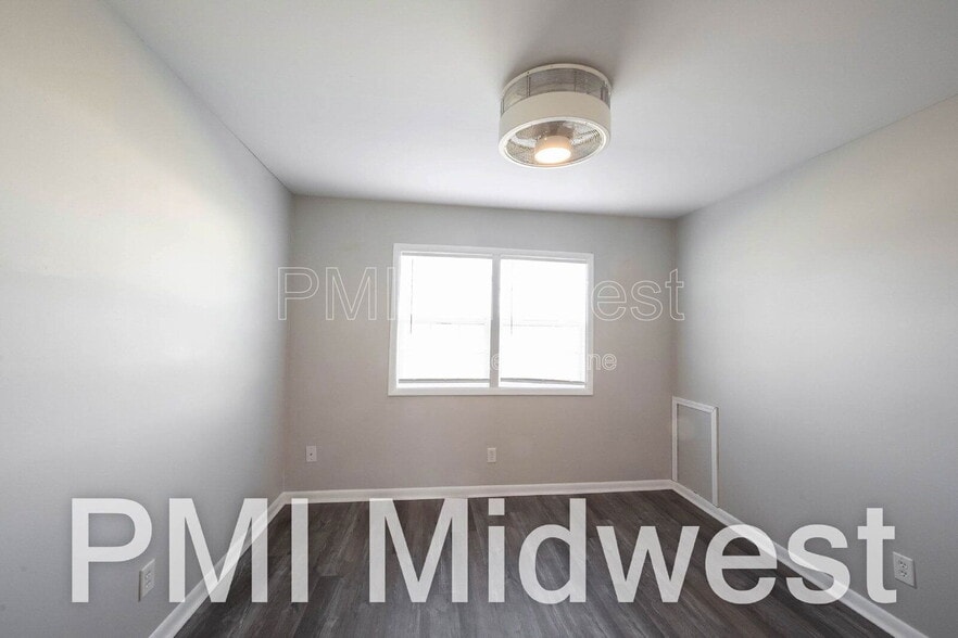 Building Photo - 140 Maple Park Dr