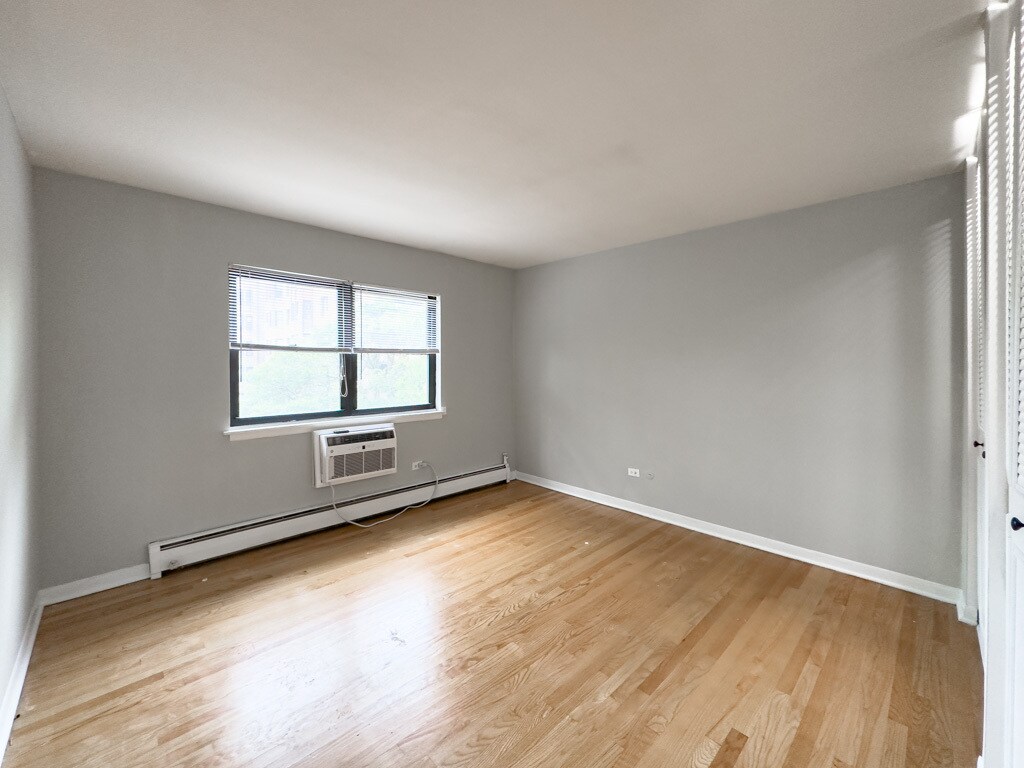 Building Photo - 515 W Briar Pl