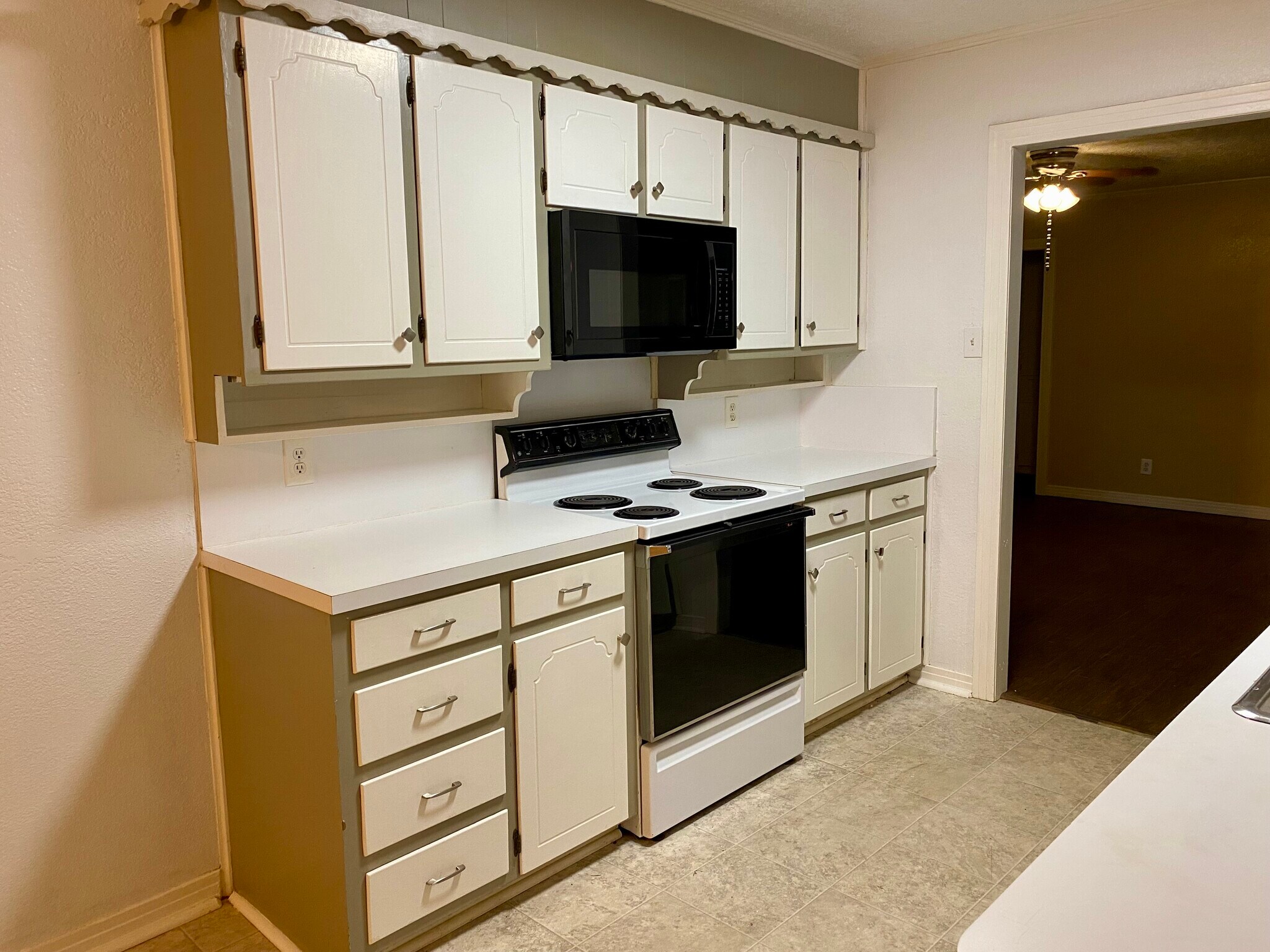 Building Photo - 613 NW Sandra Ln