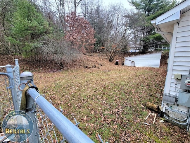 Building Photo - 2 Bedroom Right in Town!