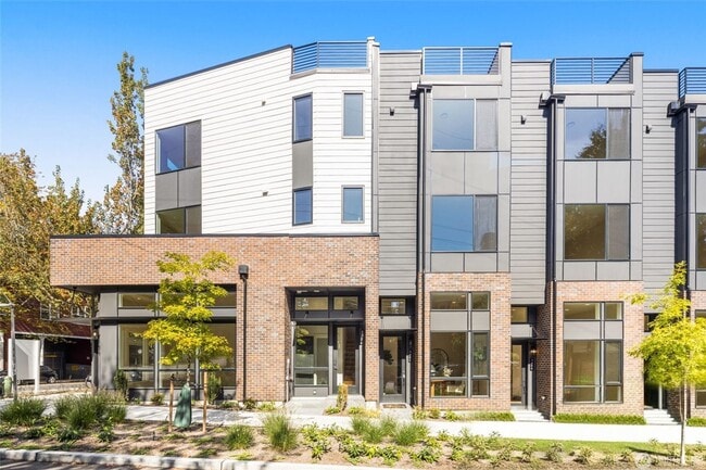Building Photo - Brand new live/work unit in heart of Madrona.