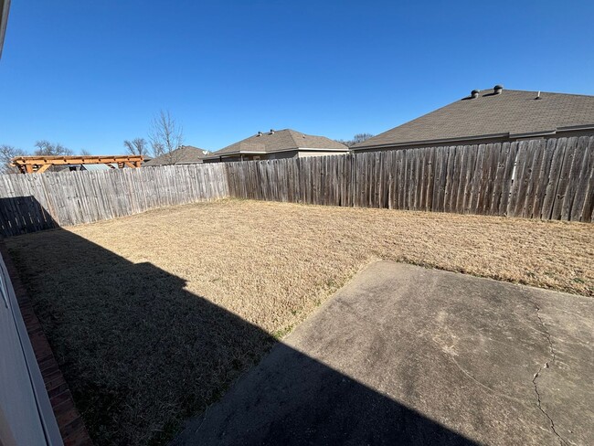 Building Photo - Nice 3 bedroom 2 bathroom Home! 2 Car Gara...