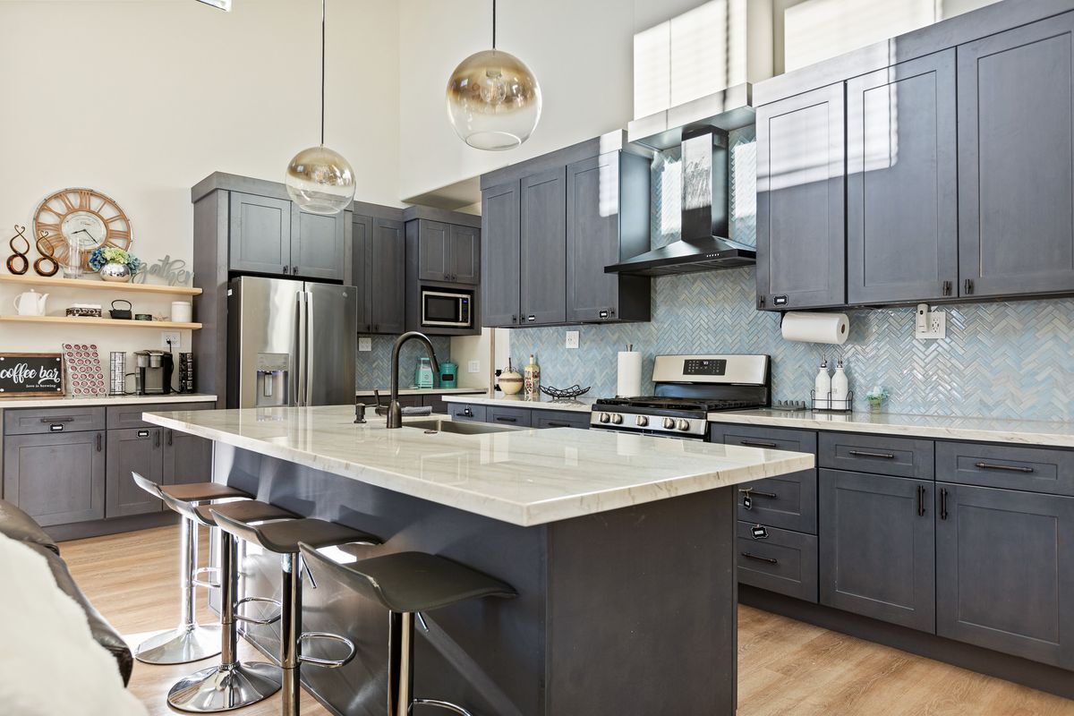 Building Photo - 1215 Valley View Dr