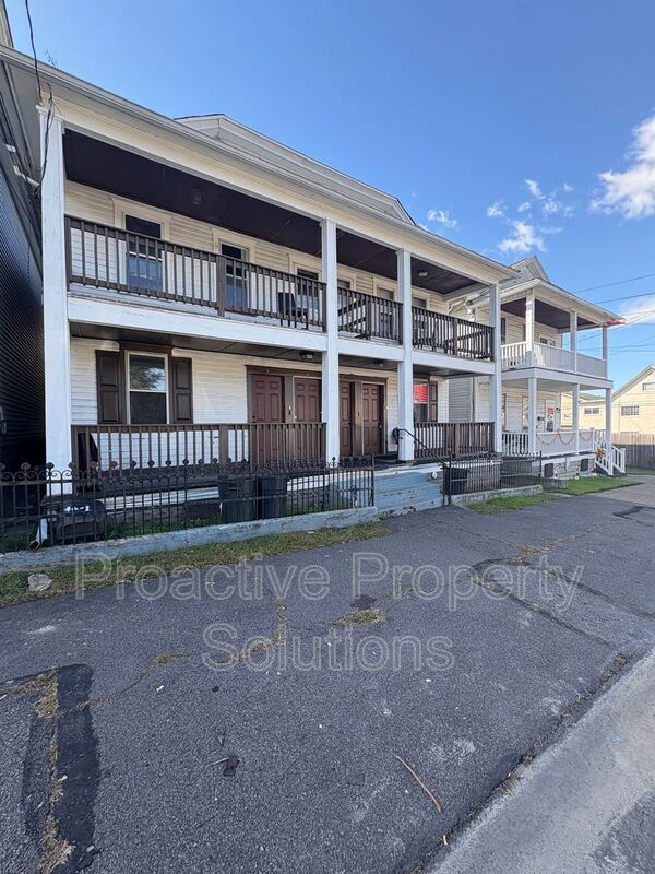 Building Photo - 532 Alder St