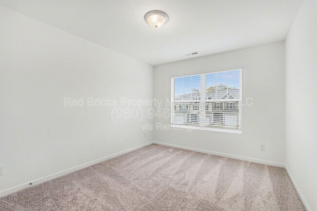 Building Photo - 760 Kitfox Dr NW