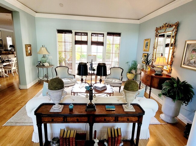 Building Photo - 6585 Martinique Way