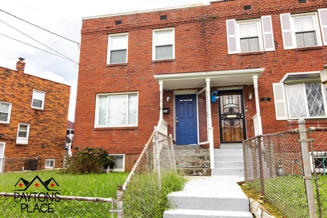 Building Photo - Spacious Single Family home with Huge Back...