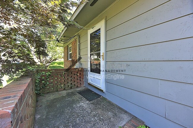 Building Photo - 100 S Hasell St
