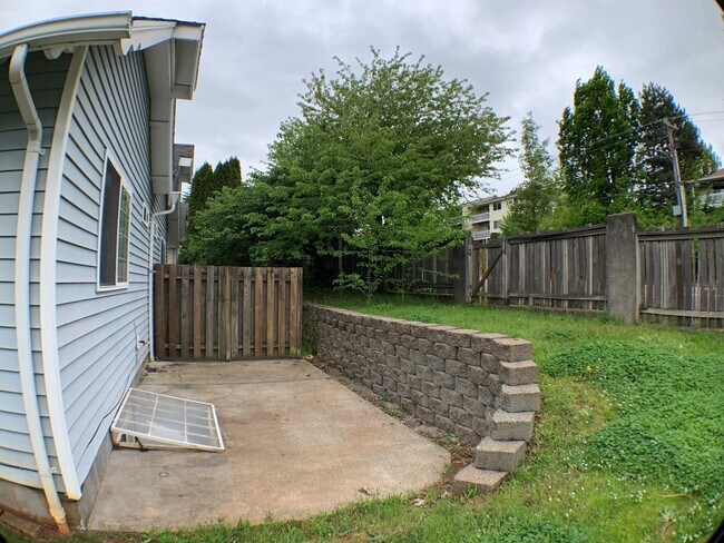 Building Photo - 5235-5237 Springcrest Drive S