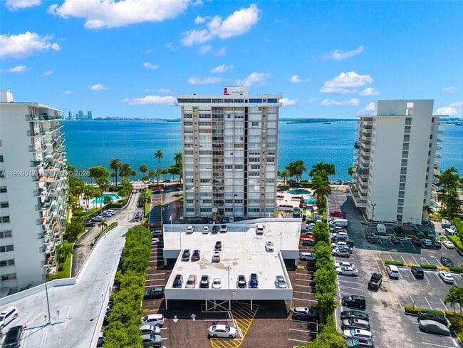 Building Photo - 1420 Brickell Bay Dr