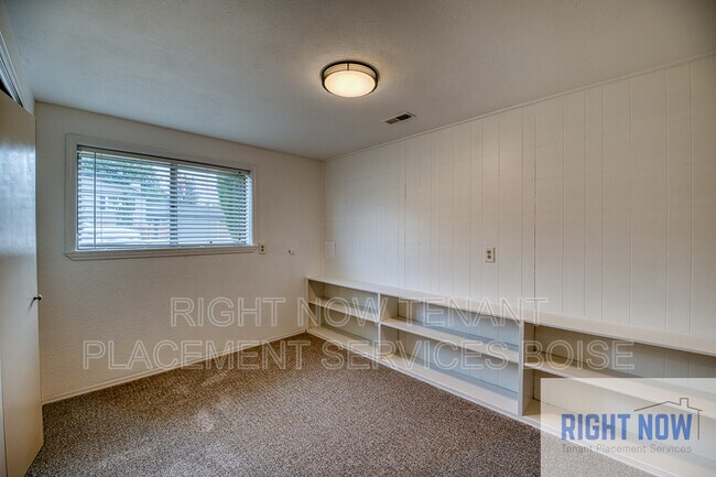 Building Photo - 10763 Hinsdale St