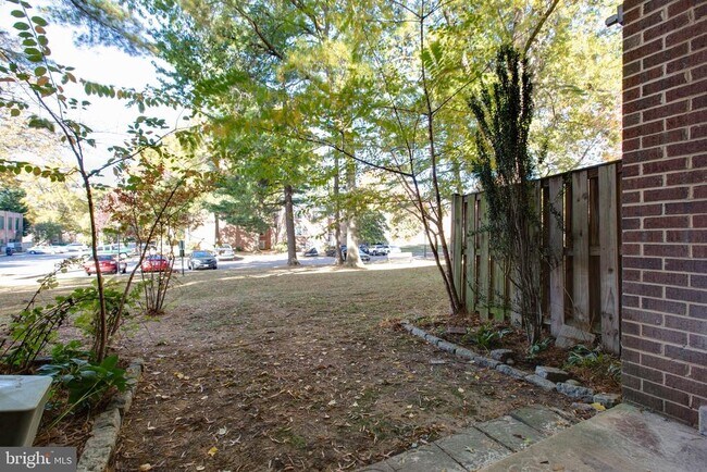 Building Photo - 822 Quince Orchard Blvd