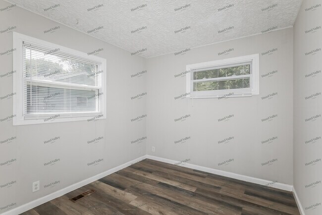 Building Photo - 492 Carol Dr