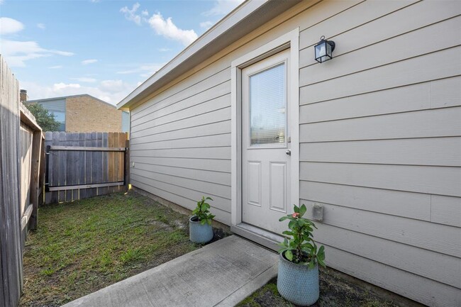 Building Photo - 2849 Golf Crest Dr