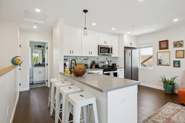 Building Photo - 721 E 22nd St