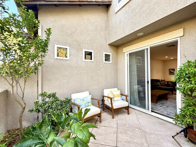 Building Photo - Vibrant 3 Bedroom Townhome in Bressi Ranch