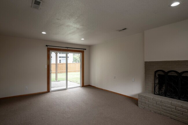 Building Photo - 10717 NE 145th Pl