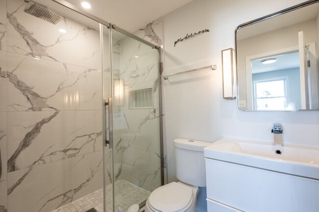 Building Photo - Beautiful 3 BR/3 BA Townhome in Brentwood!