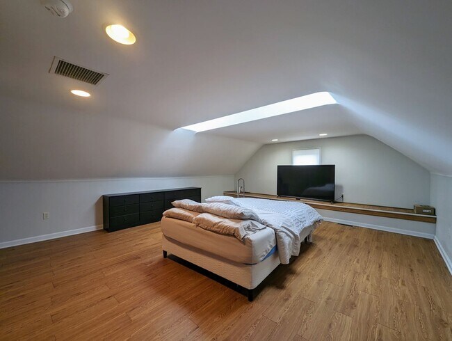 Building Photo - 3-Bedroom Gem with Master Suite and Detach...
