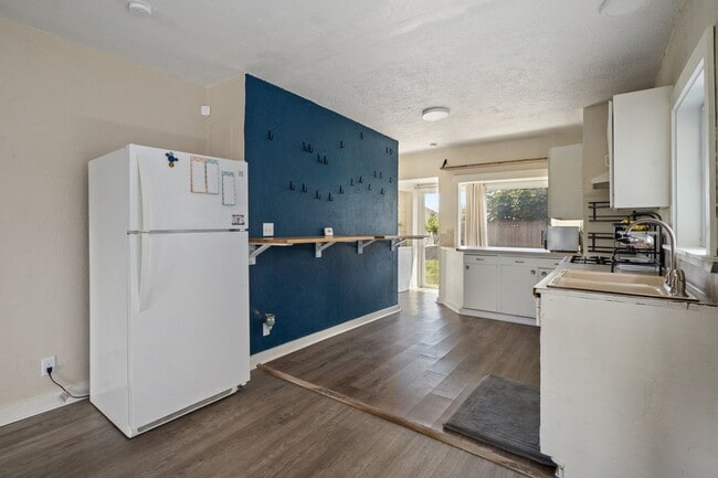 Building Photo - Updated Bremerton Home with Modern Touches