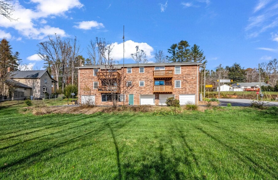Building Photo - 530 Whispering Hills Dr