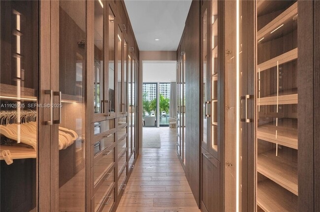 Building Photo - 5501 Pine Tree Dr