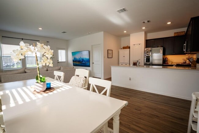 Building Photo - 208 Prairie Dog Town Dr