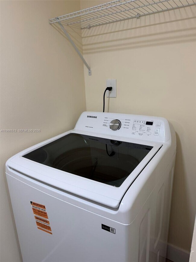 Building Photo - 560 S Park Rd