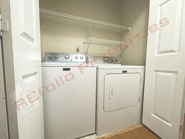 Building Photo - Cozy 3 Bedroom 2.5 Bath End unit Townhome ...