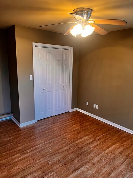 Bedroom, closet - 4521 Merle Dr