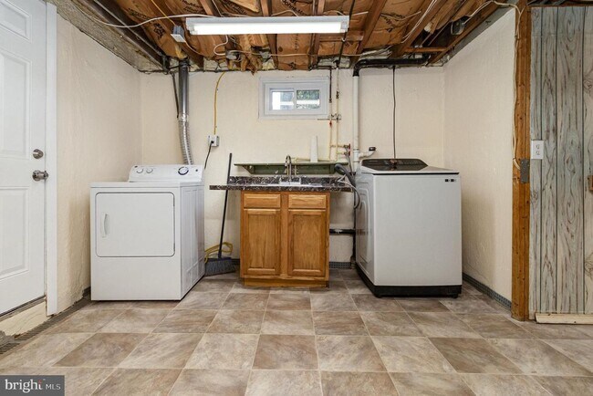 Building Photo - Renovated Rancher for rent in Rosedale!