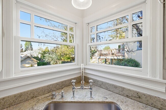 Building Photo - Spacious 2 Bed, 2 Bath Home