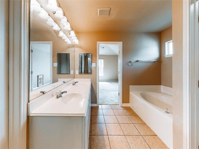 Building Photo - 1600 Silver Spur Cove