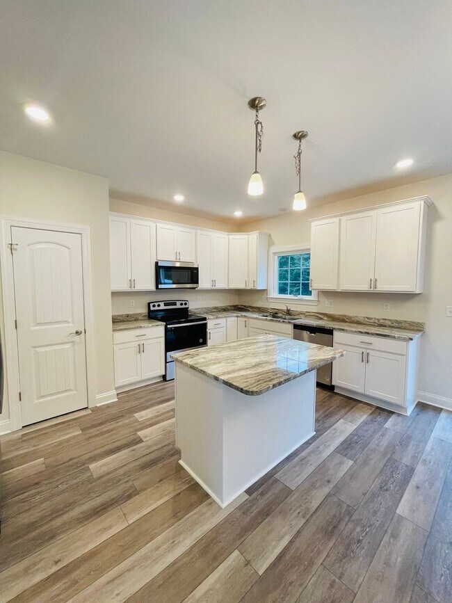 Building Photo - Like New Townhouse for Rent - END UNIT