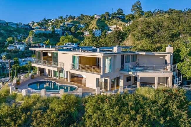 Building Photo - 8825 Hollywood Blvd