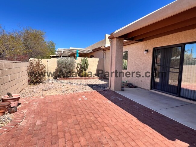 Building Photo - 2 bed PLUS a Den-Quiet Townhouse Community