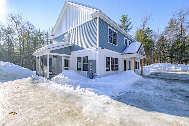 Building Photo - Highland Duplex