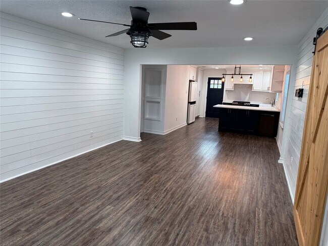 Building Photo - 2044 Des Jardines St