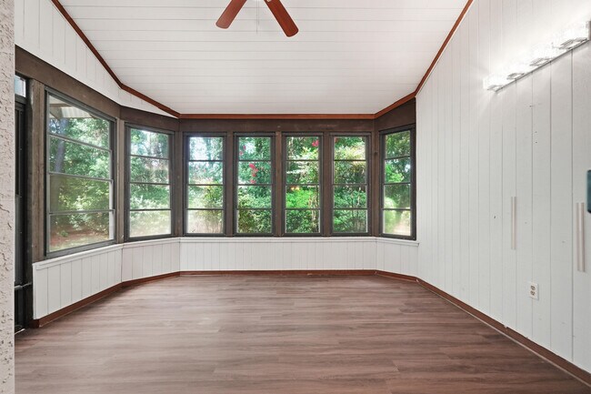 Building Photo - 114 Gleneagles Dr