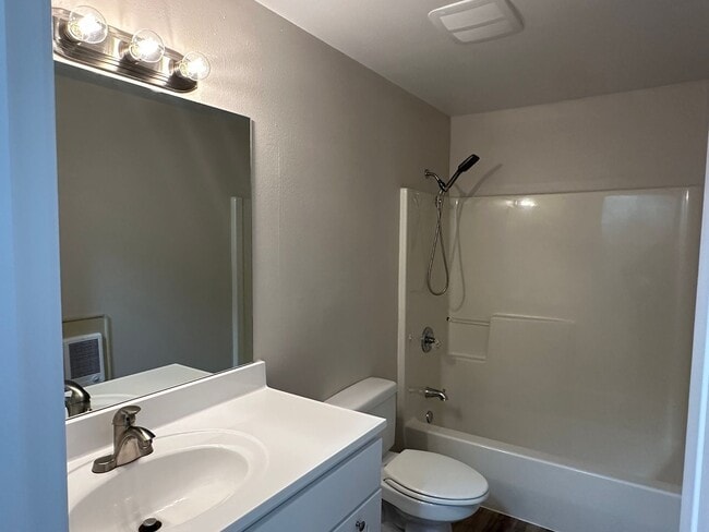 Building Photo - Updated Spacious t3 Bed, 1 Bath Home!