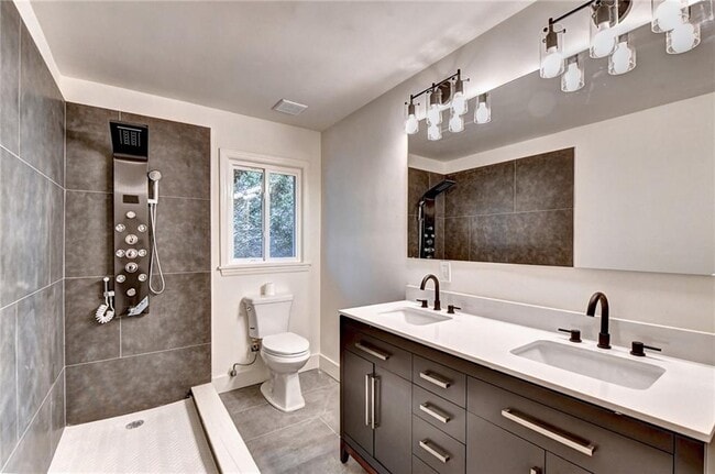 Building Photo - 6085 Glenridge Dr