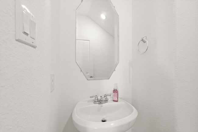 Building Photo - 5026 Lavaridge Dr