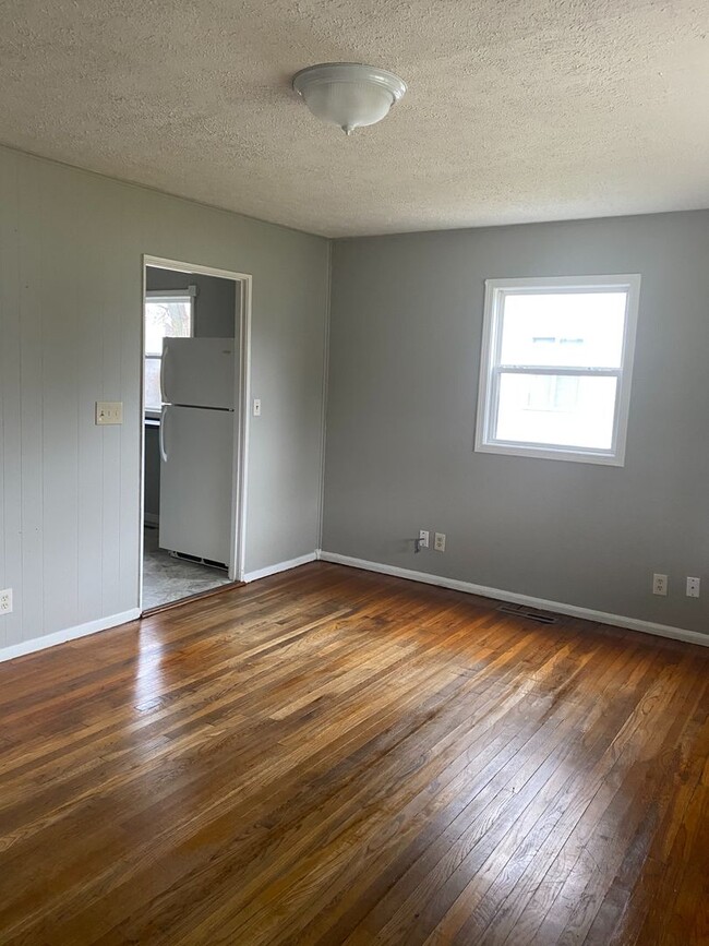 Building Photo - Beautiful single family, hardwood floors, ...