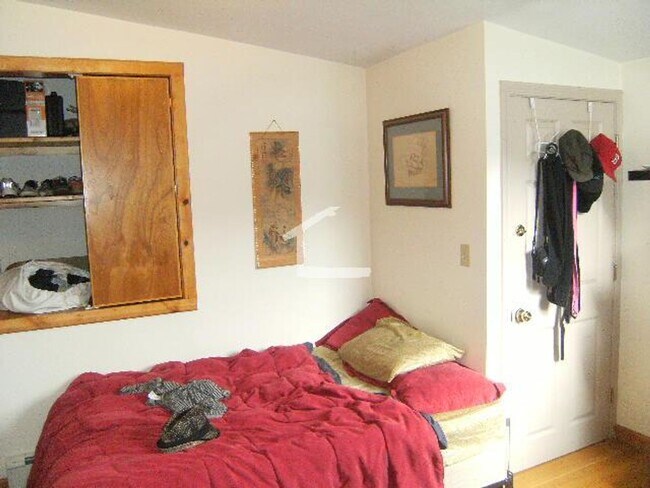 Building Photo - Nicely renovated 3 bed near Oak Square in Brighton.