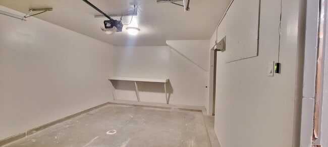 Building Photo - UPDATE CONDOMINIUM IN COLONIAL PARK