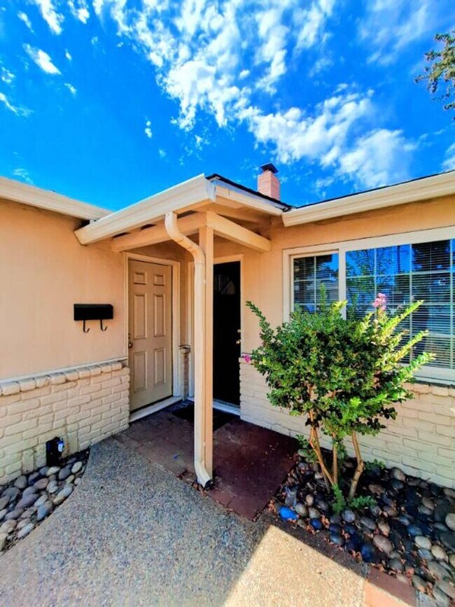 Building Photo - Beautiful Single Story House w/Low Mainten...